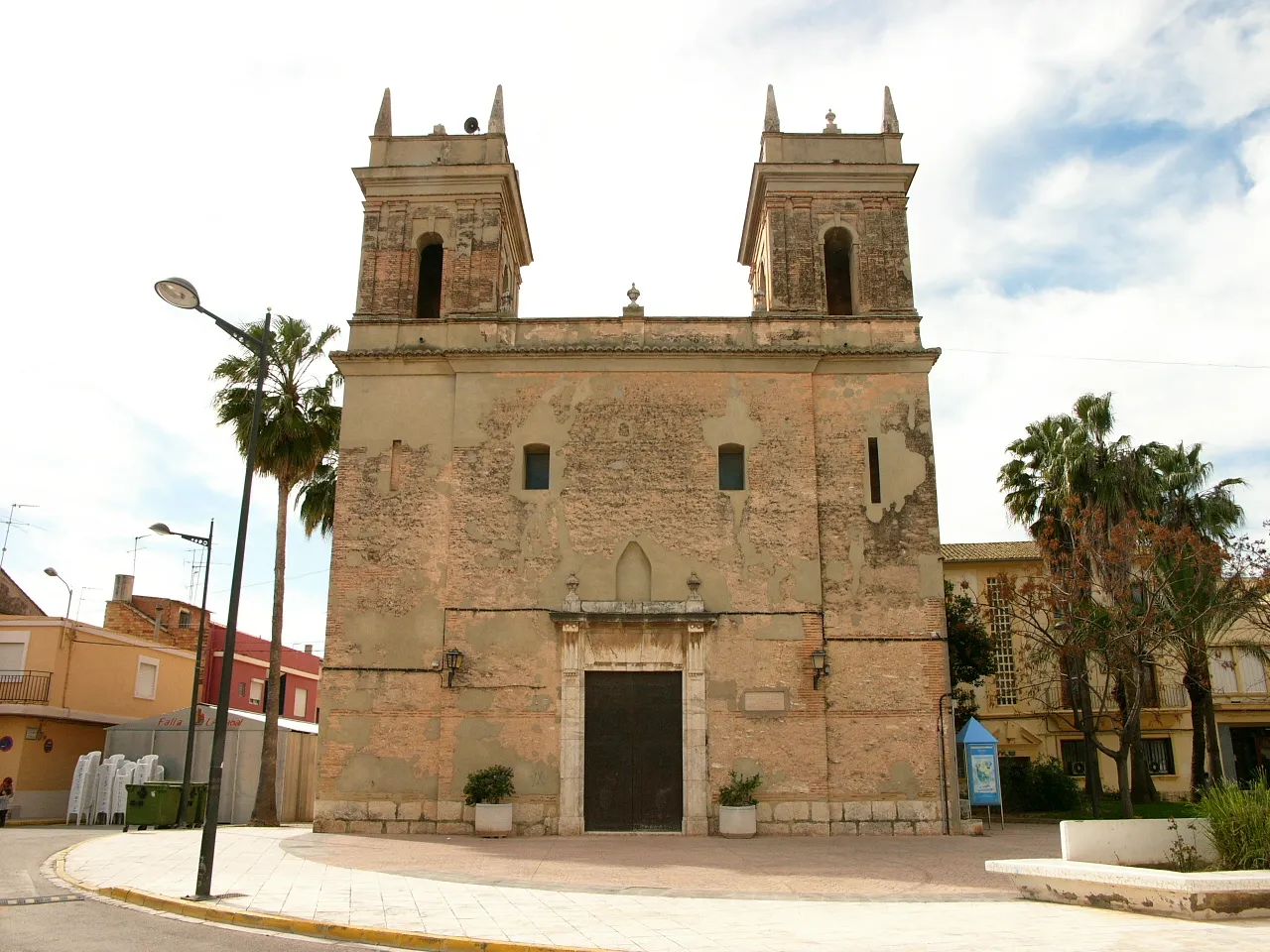 La façana del convent de Sollana, amb les seues dues torres, des de la plaça